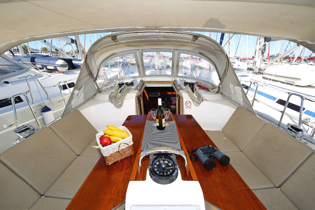 Sailing yacht Bavaria Cruiser 37 Oracle