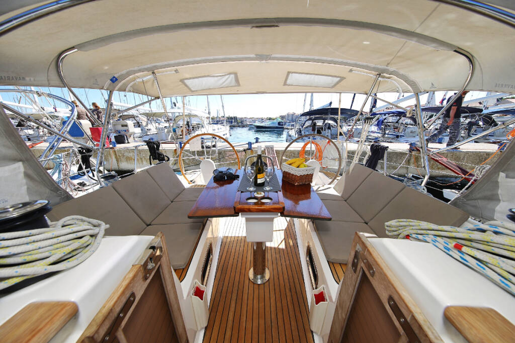 Sailing yacht Bavaria Cruiser 37 Oracle
