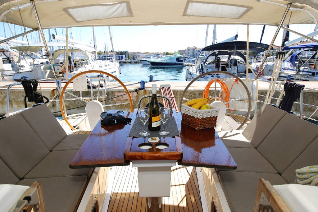 Sailing yacht Bavaria Cruiser 37 Oracle