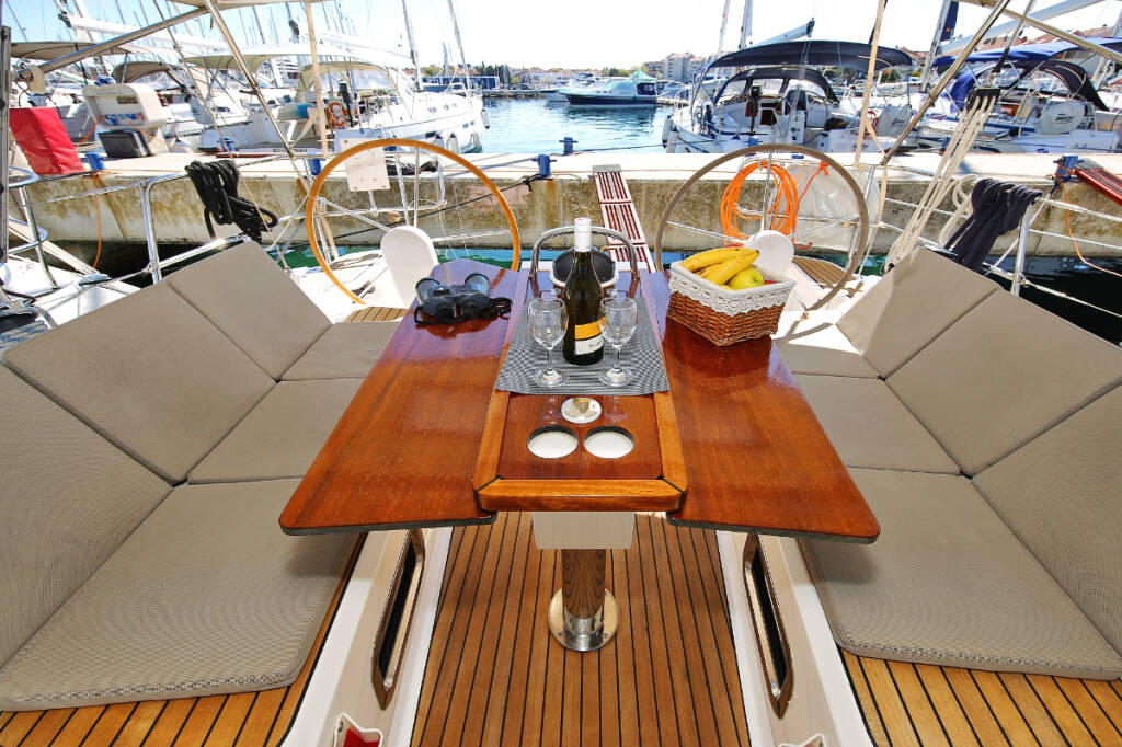 Sailing yacht Bavaria Cruiser 37 Oracle