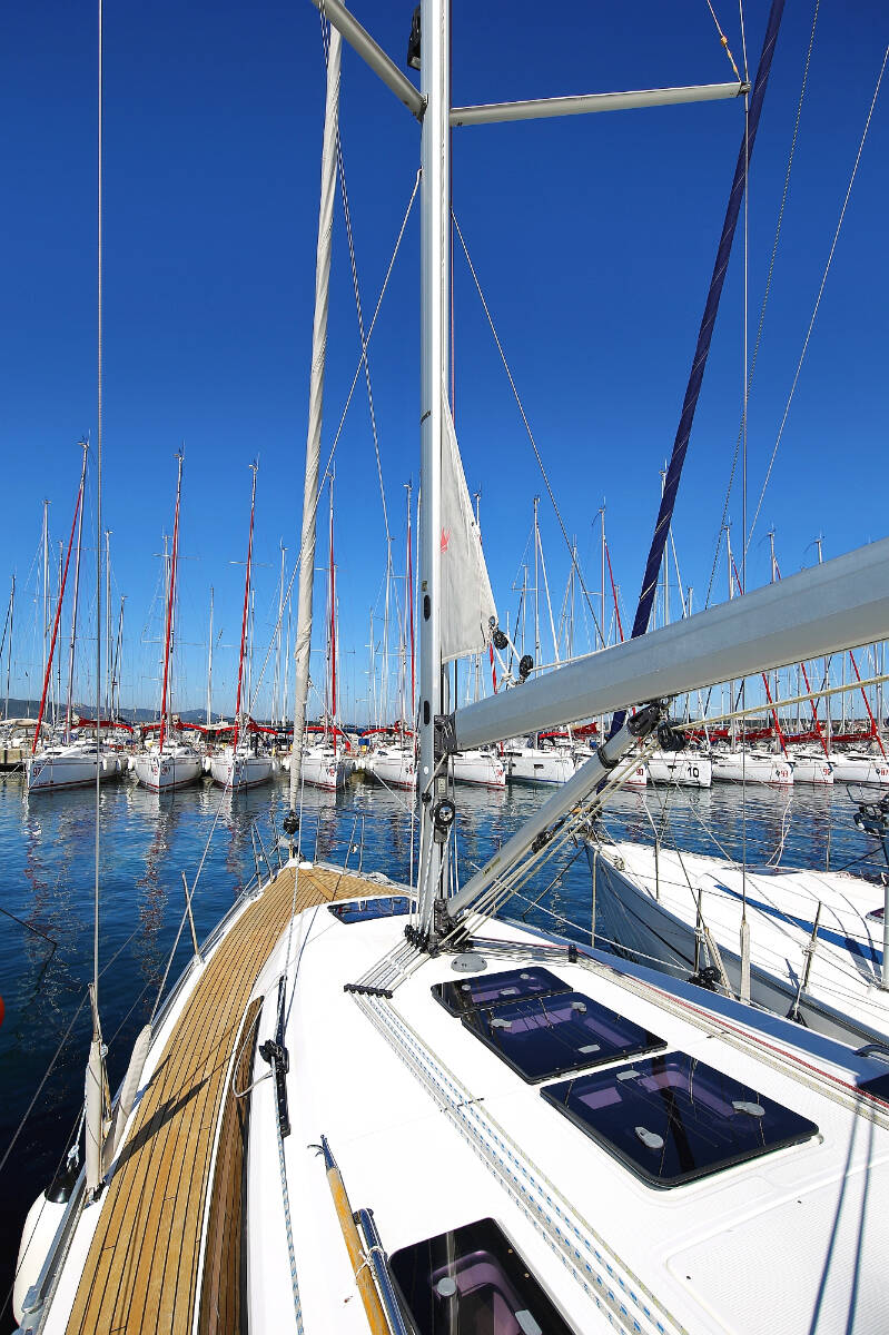 Sailing yacht Bavaria Cruiser 37 Oracle