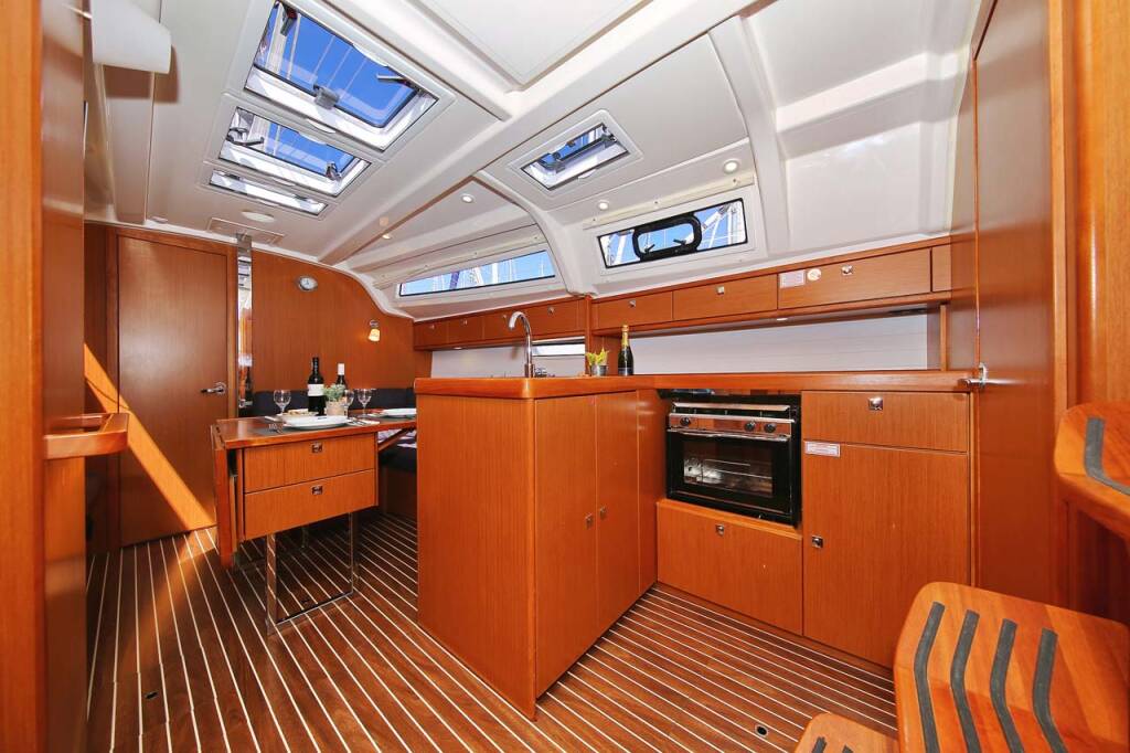 Sailing yacht Bavaria Cruiser 37 Oracle