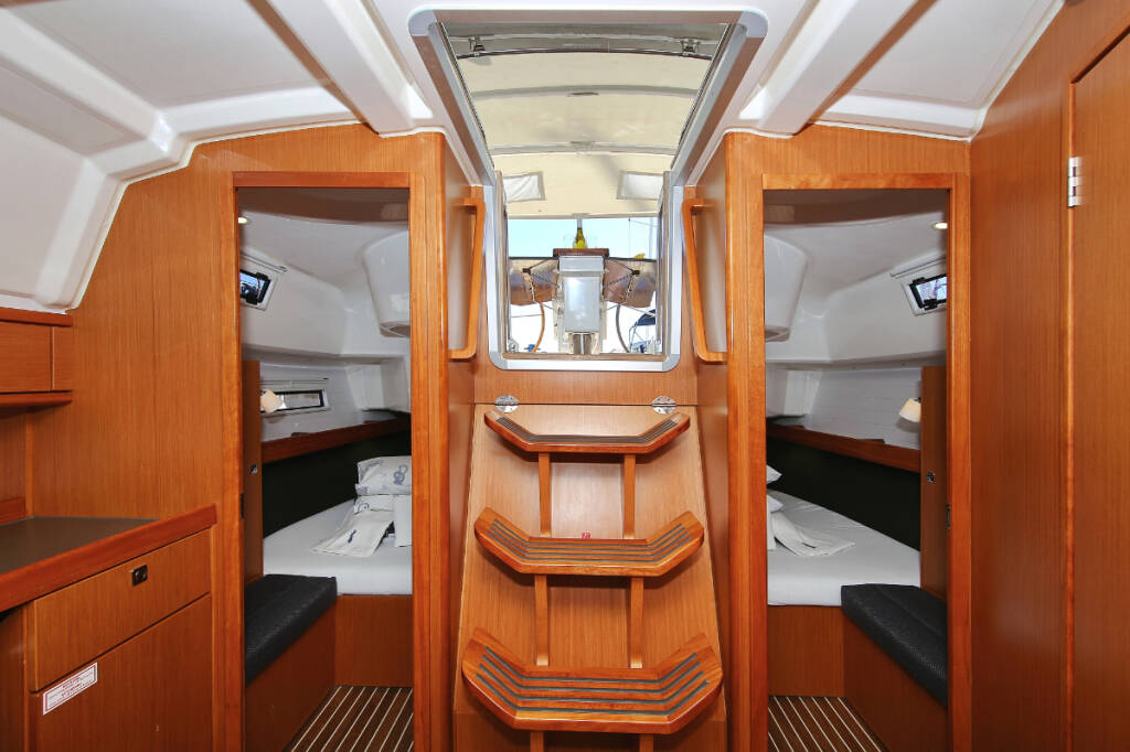 Sailing yacht Bavaria Cruiser 37 Oracle