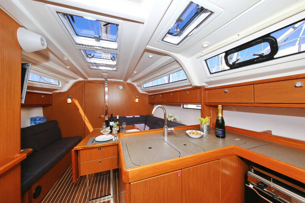 Sailing yacht Bavaria Cruiser 37 Oracle