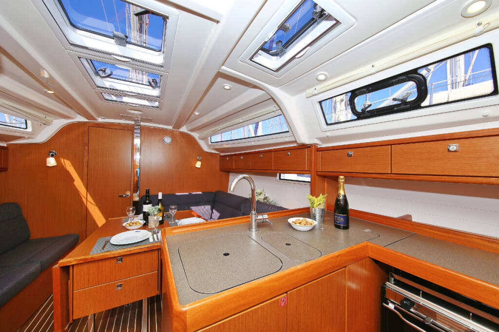 Sailing yacht Bavaria Cruiser 37 Oracle