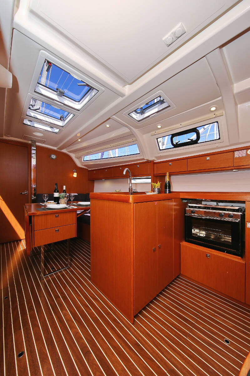 Sailing yacht Bavaria Cruiser 37 Oracle