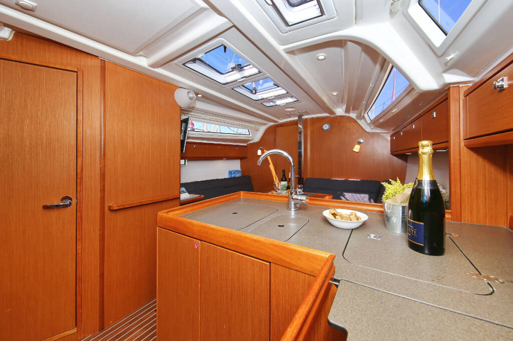 Sailing yacht Bavaria Cruiser 37 Oracle