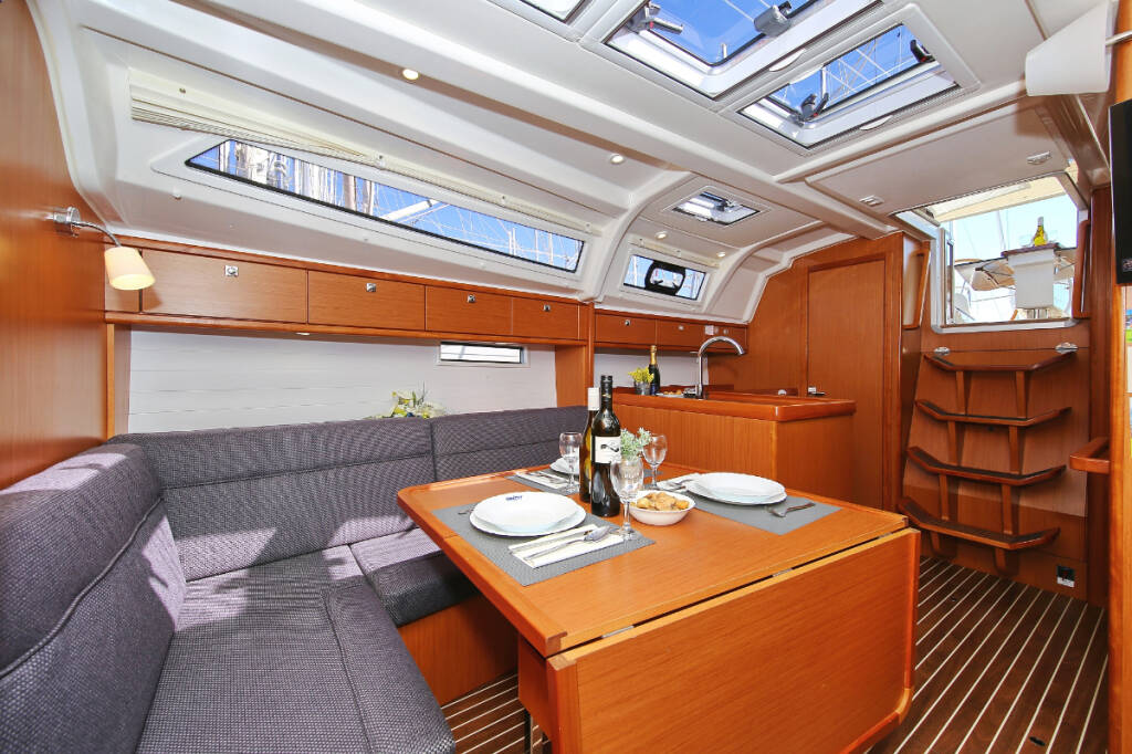 Sailing yacht Bavaria Cruiser 37 Oracle