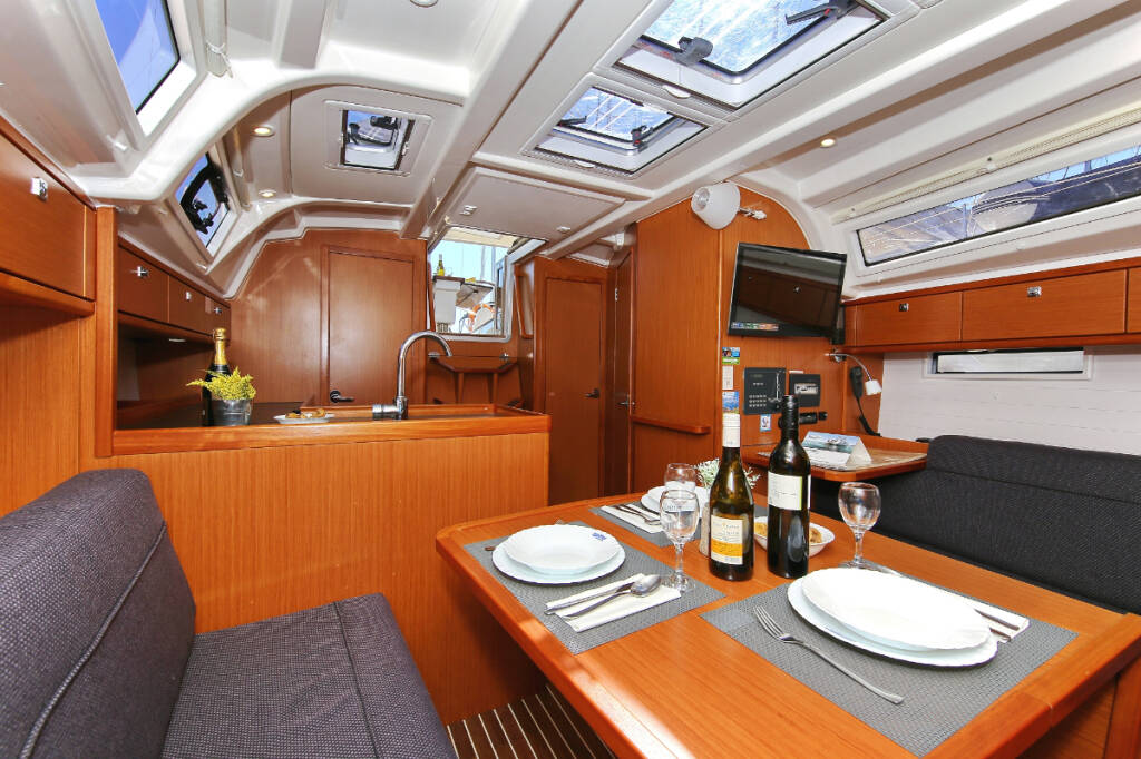 Sailing yacht Bavaria Cruiser 37 Oracle