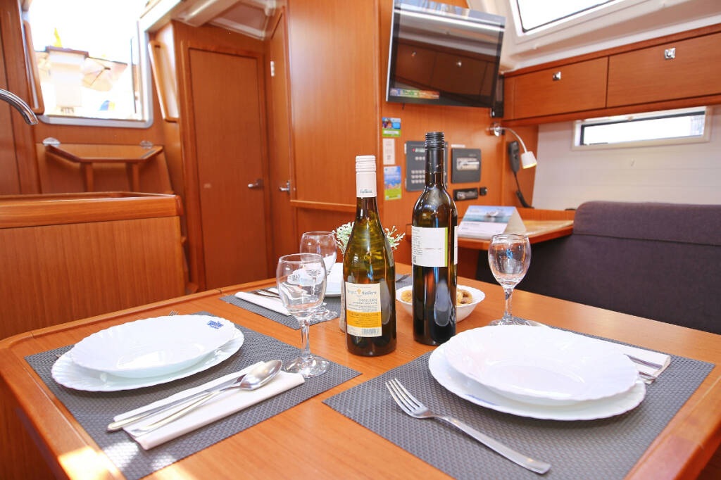 Sailing yacht Bavaria Cruiser 37 Oracle