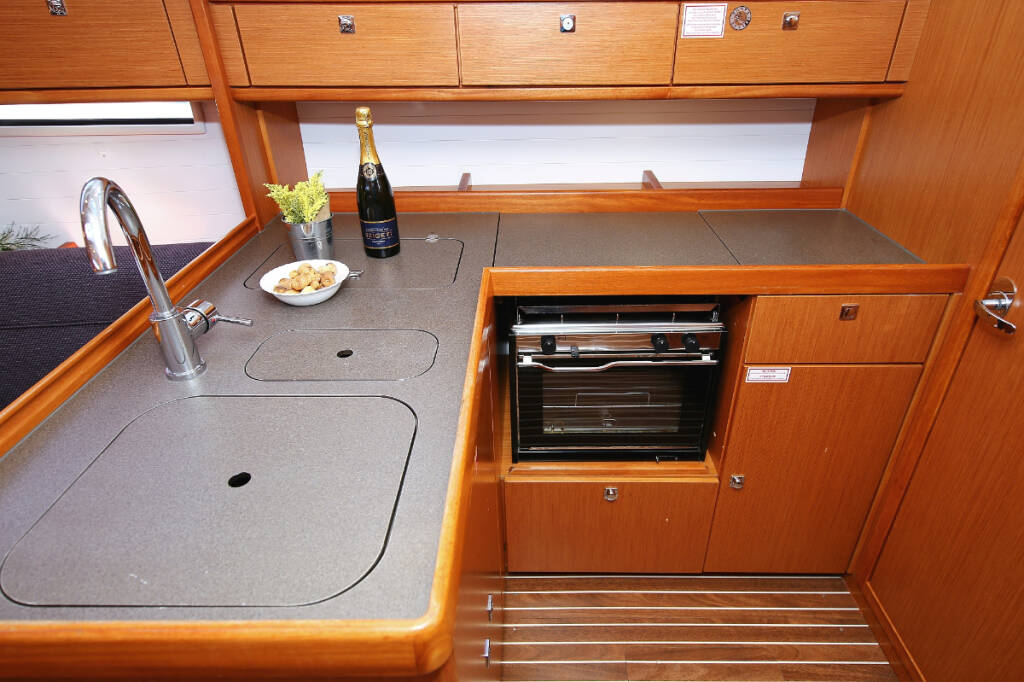 Sailing yacht Bavaria Cruiser 37 Oracle
