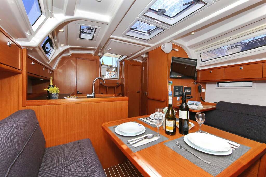 Sailing yacht Bavaria Cruiser 37 Oracle
