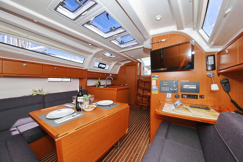 Sailing yacht Bavaria Cruiser 37 Oracle