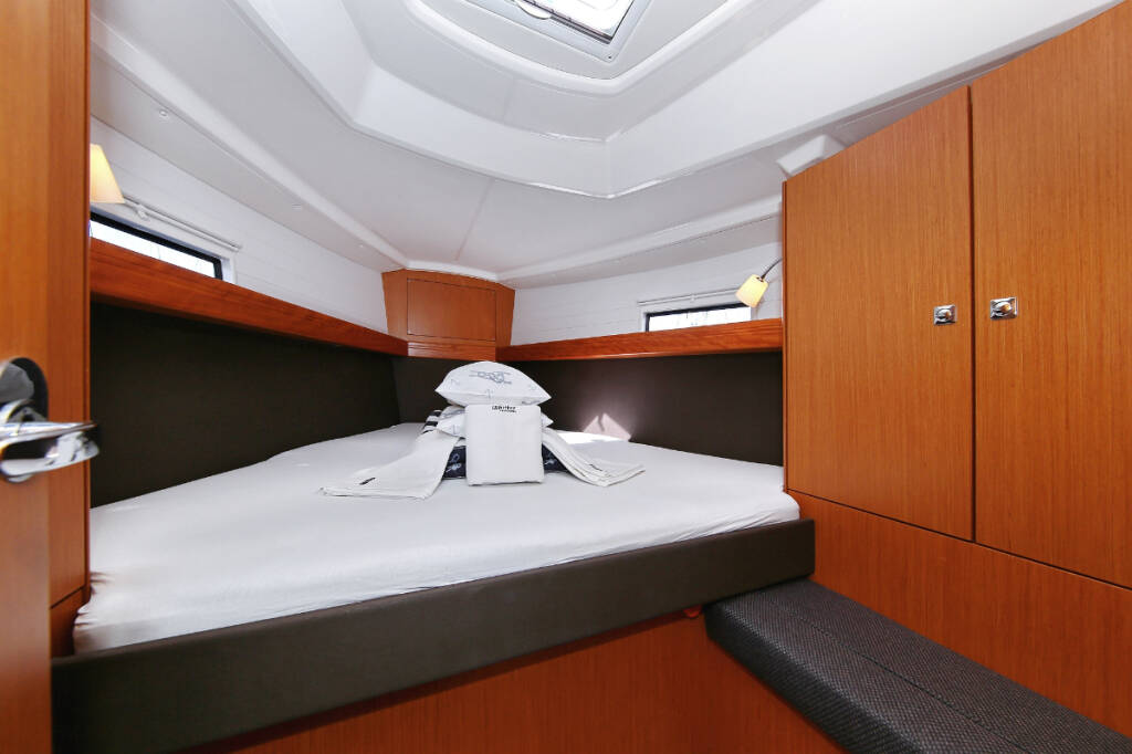 Sailing yacht Bavaria Cruiser 37 Oracle