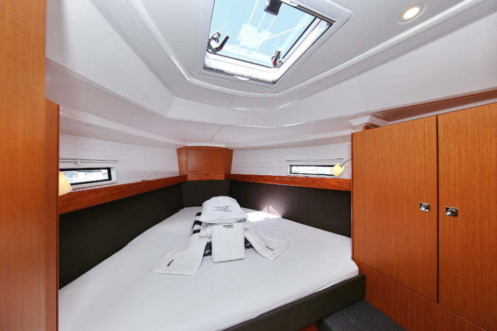 Sailing yacht Bavaria Cruiser 37 Oracle