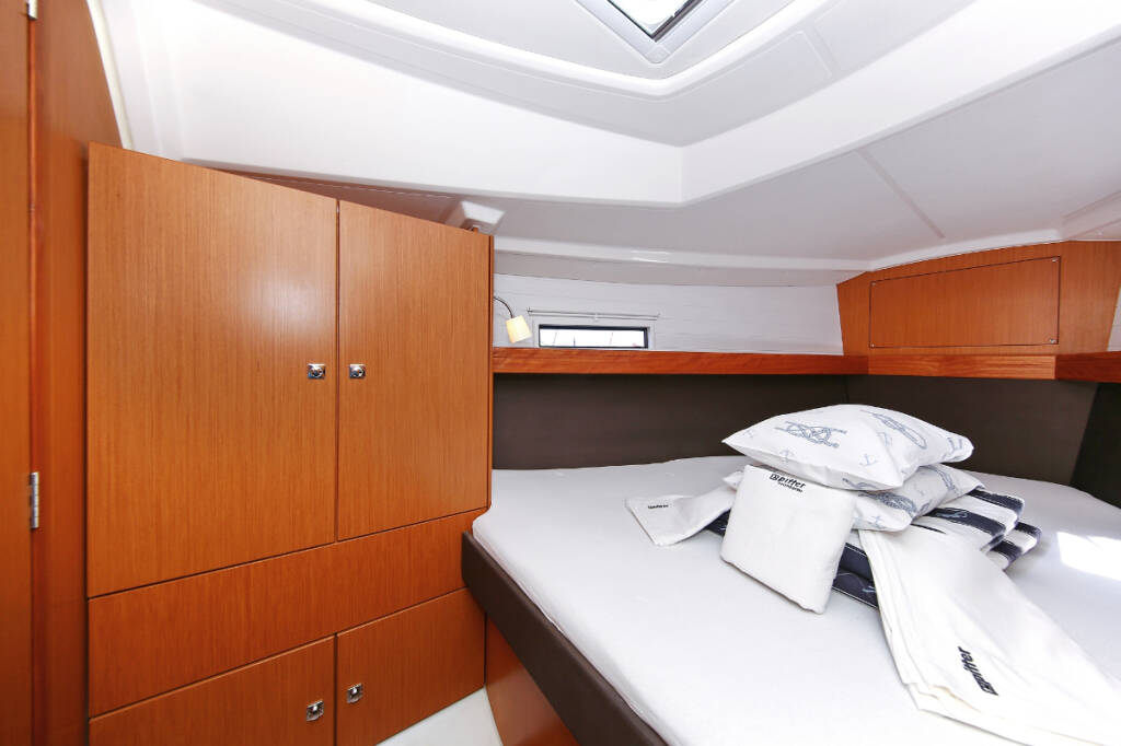 Sailing yacht Bavaria Cruiser 37 Oracle