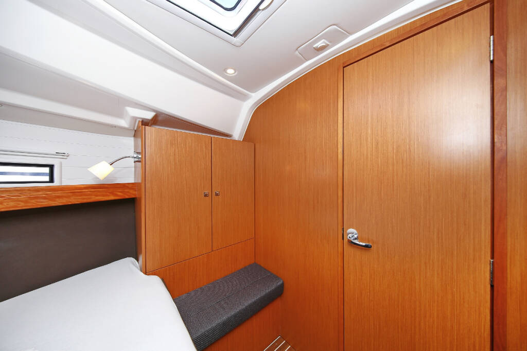 Sailing yacht Bavaria Cruiser 37 Oracle
