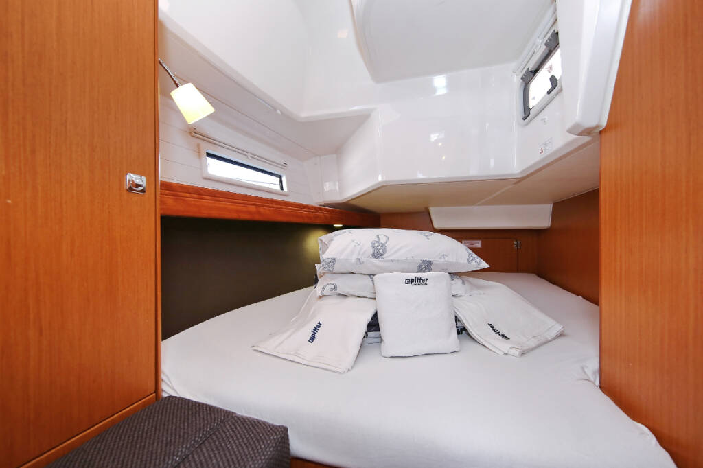 Sailing yacht Bavaria Cruiser 37 Oracle