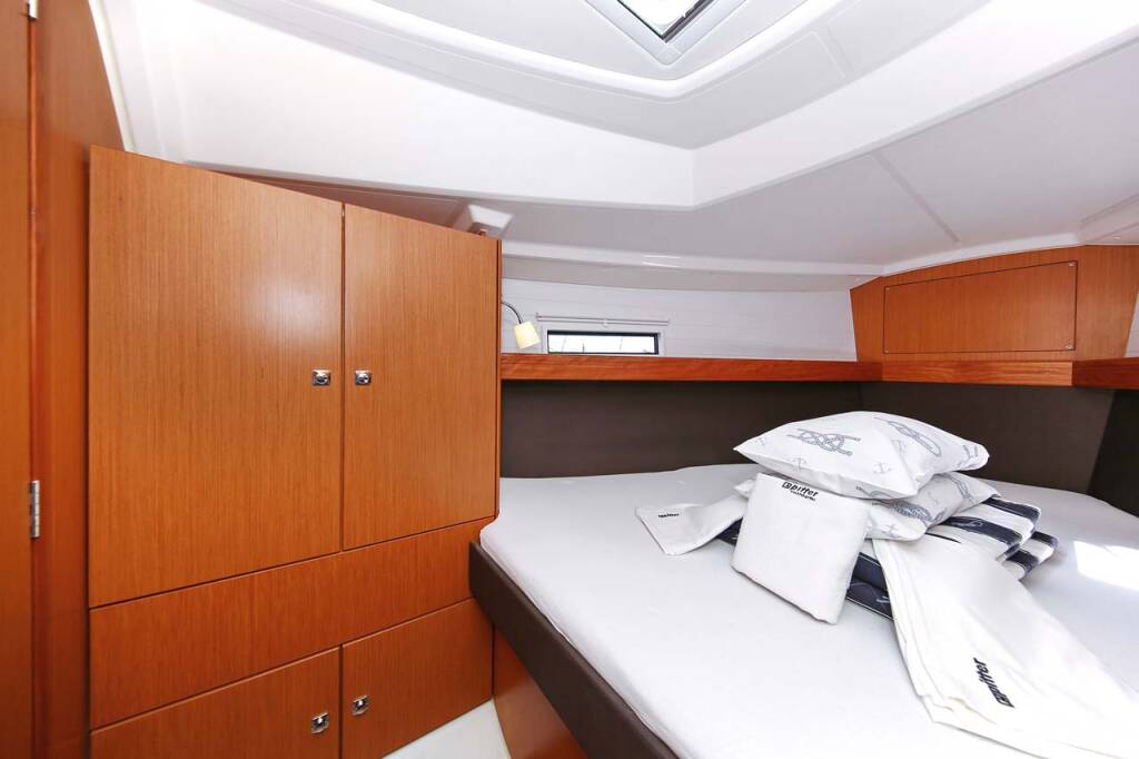 Sailing yacht Bavaria Cruiser 37 Oracle