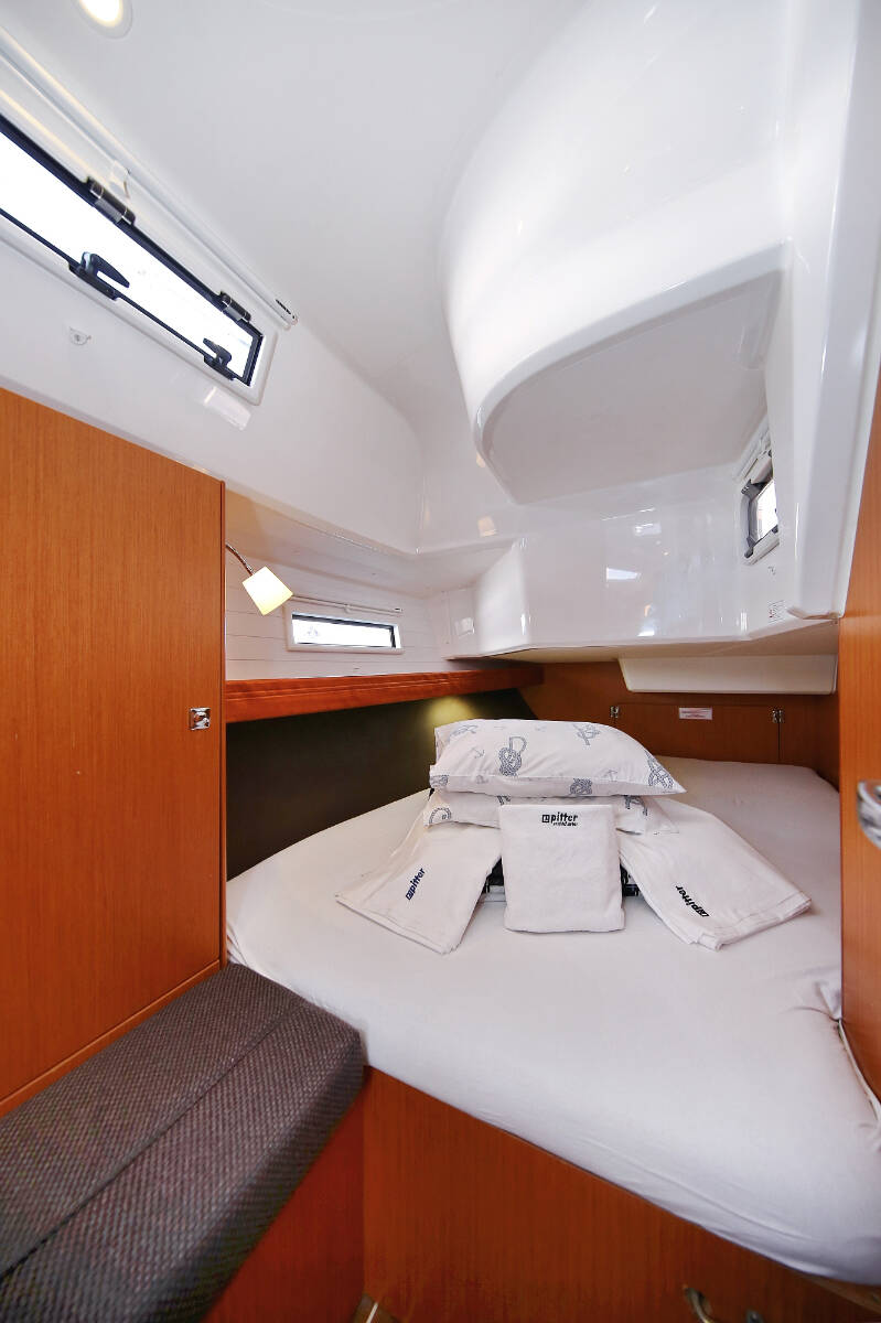 Sailing yacht Bavaria Cruiser 37 Oracle