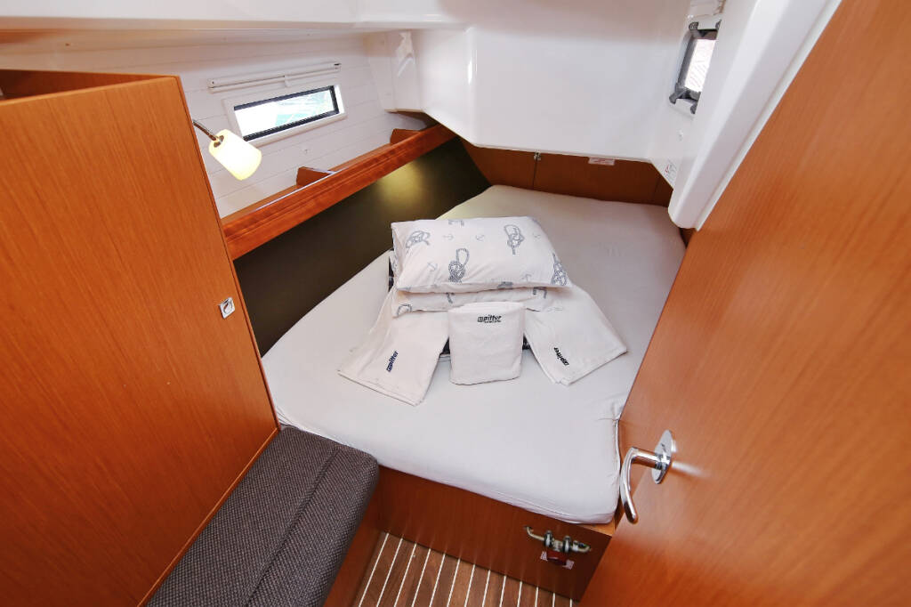 Sailing yacht Bavaria Cruiser 37 Oracle