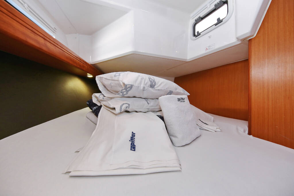 Sailing yacht Bavaria Cruiser 37 Oracle