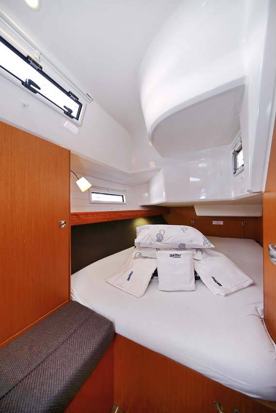 Sailing yacht Bavaria Cruiser 37 Oracle