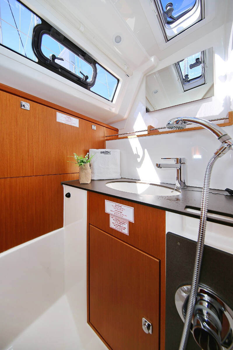 Sailing yacht Bavaria Cruiser 37 Oracle