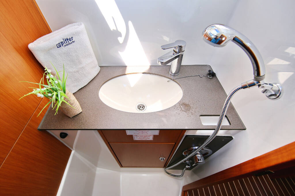 Sailing yacht Bavaria Cruiser 37 Oracle
