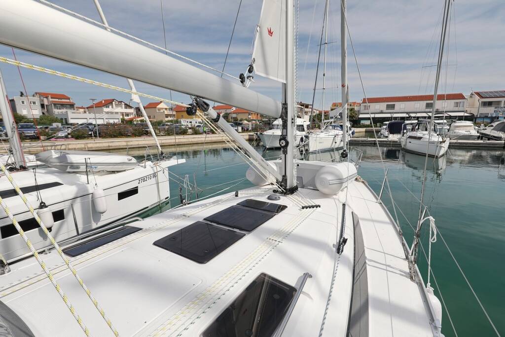 Sailing yacht Bavaria Cruiser 37 aMore