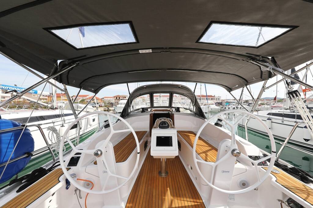 Sailing yacht Bavaria Cruiser 37 aMore