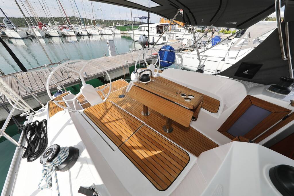 Sailing yacht Bavaria Cruiser 37 aMore