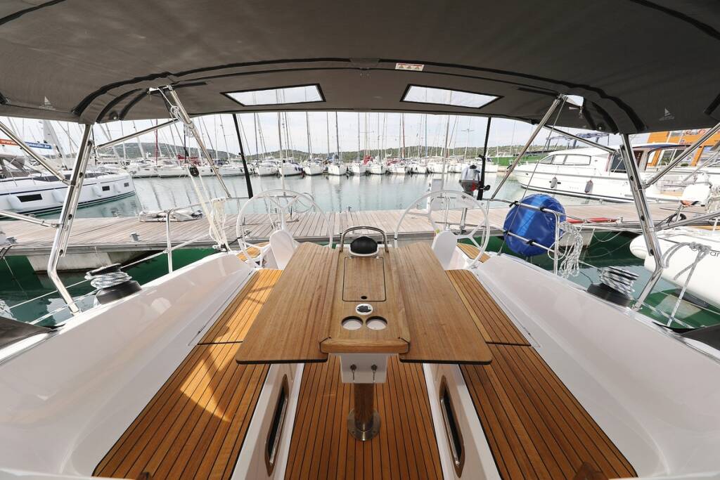 Sailing yacht Bavaria Cruiser 37 aMore