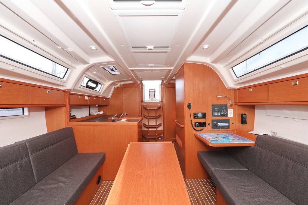Sailing yacht Bavaria Cruiser 37 aMore