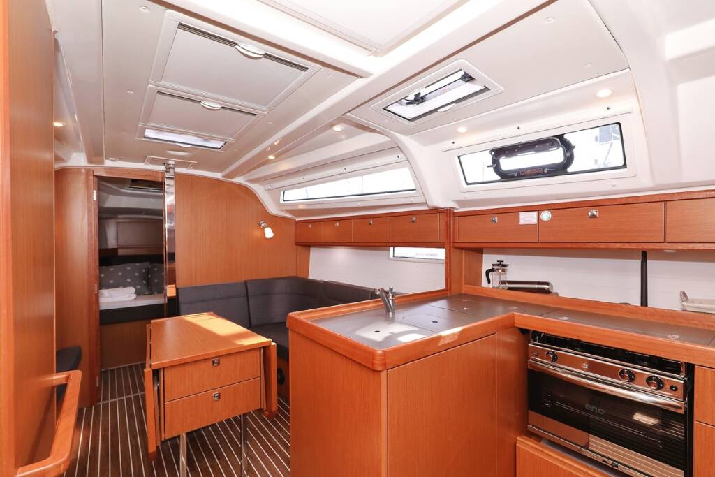 Sailing yacht Bavaria Cruiser 37 aMore