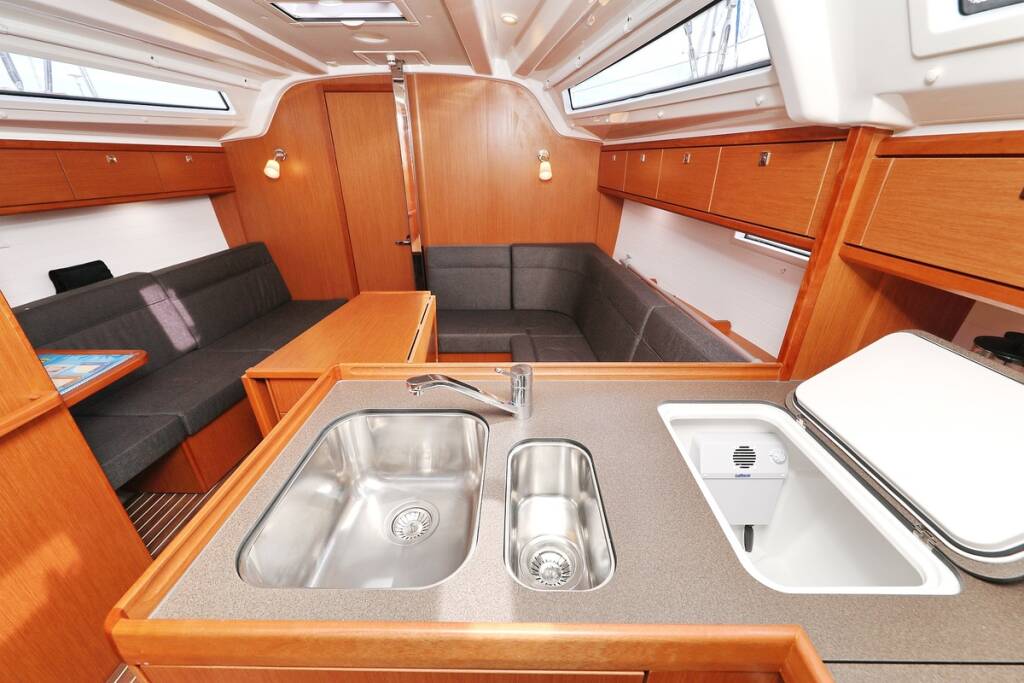 Sailing yacht Bavaria Cruiser 37 aMore