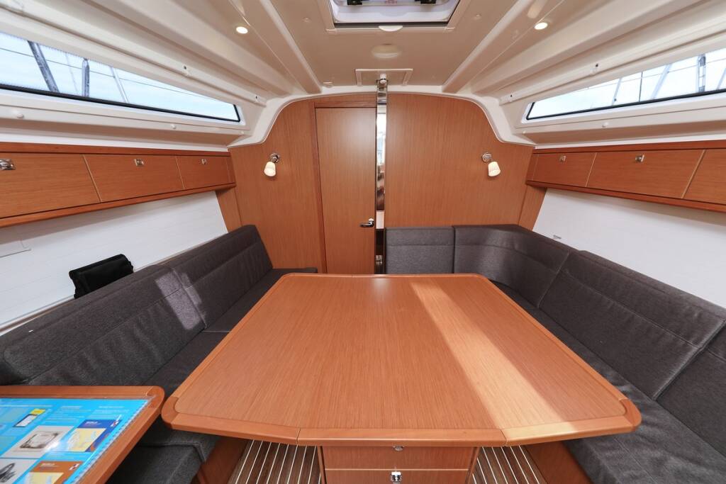 Sailing yacht Bavaria Cruiser 37 aMore