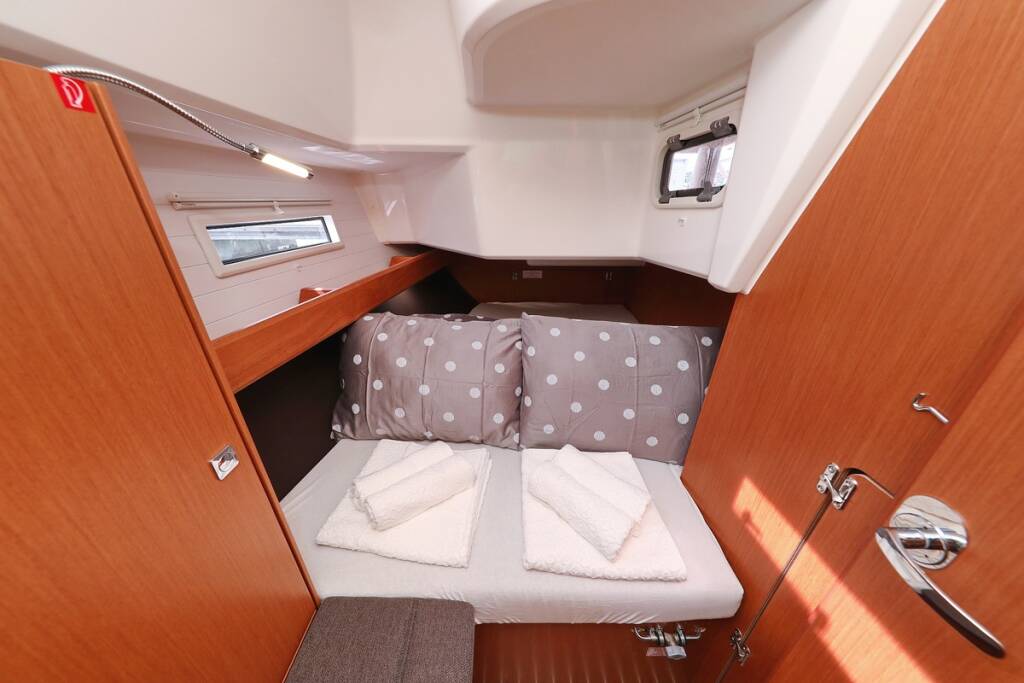 Sailing yacht Bavaria Cruiser 37 aMore