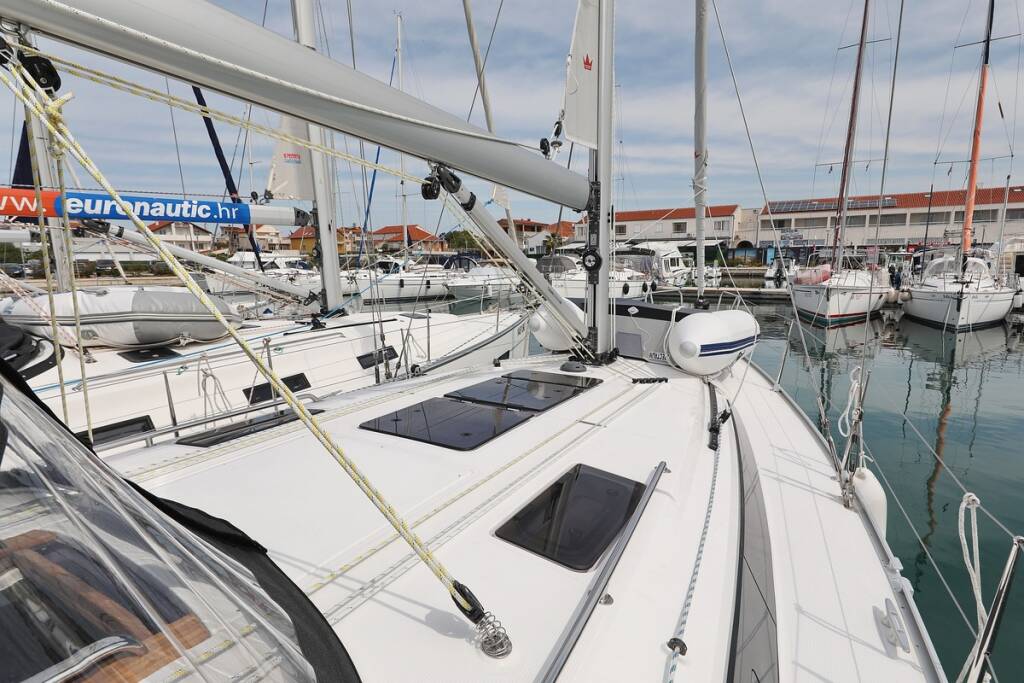 Sailing yacht Bavaria Cruiser 37 Spectrum
