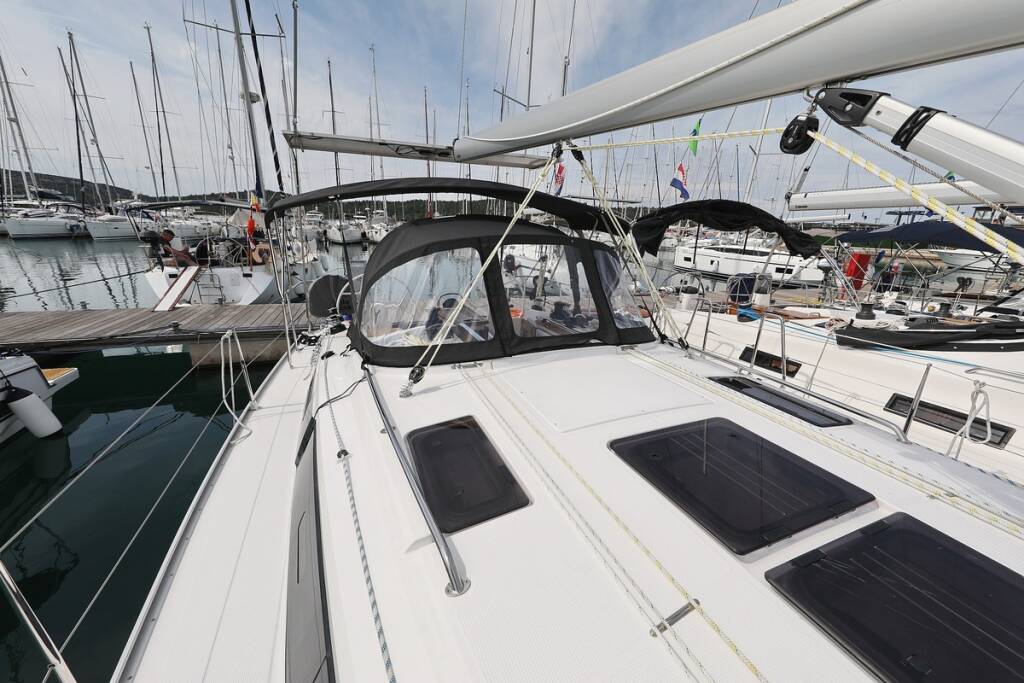 Sailing yacht Bavaria Cruiser 37 Spectrum