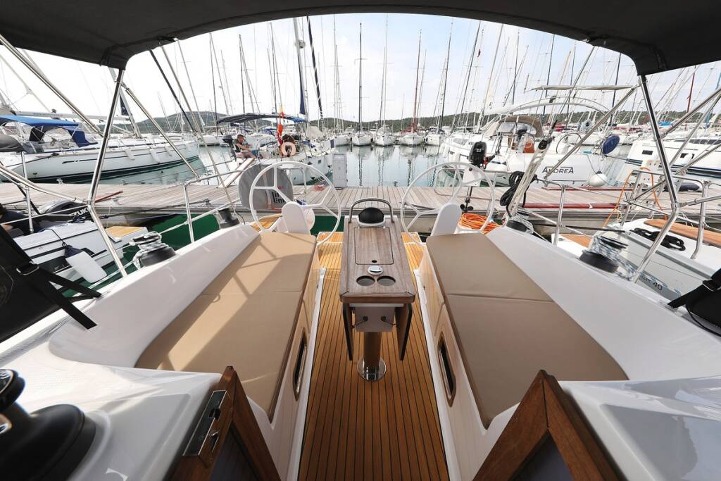 Sailing yacht Bavaria Cruiser 37 Spectrum