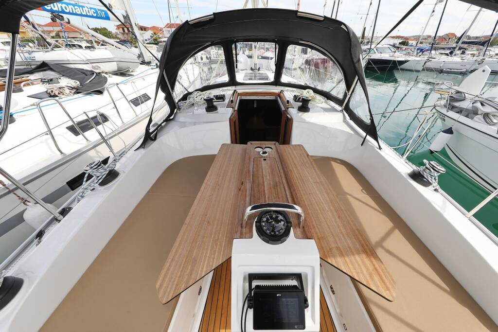 Sailing yacht Bavaria Cruiser 37 Spectrum