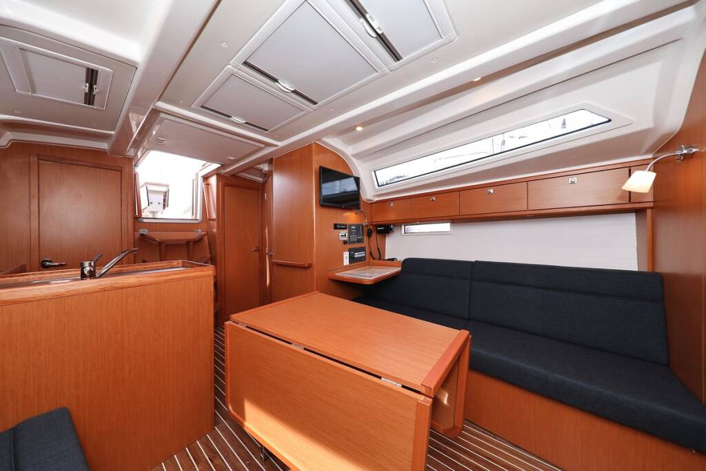 Sailing yacht Bavaria Cruiser 37 Spectrum