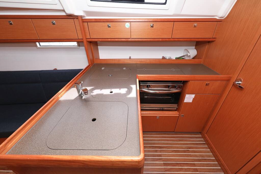 Sailing yacht Bavaria Cruiser 37 Spectrum
