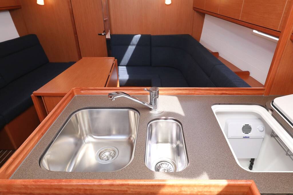 Sailing yacht Bavaria Cruiser 37 Spectrum