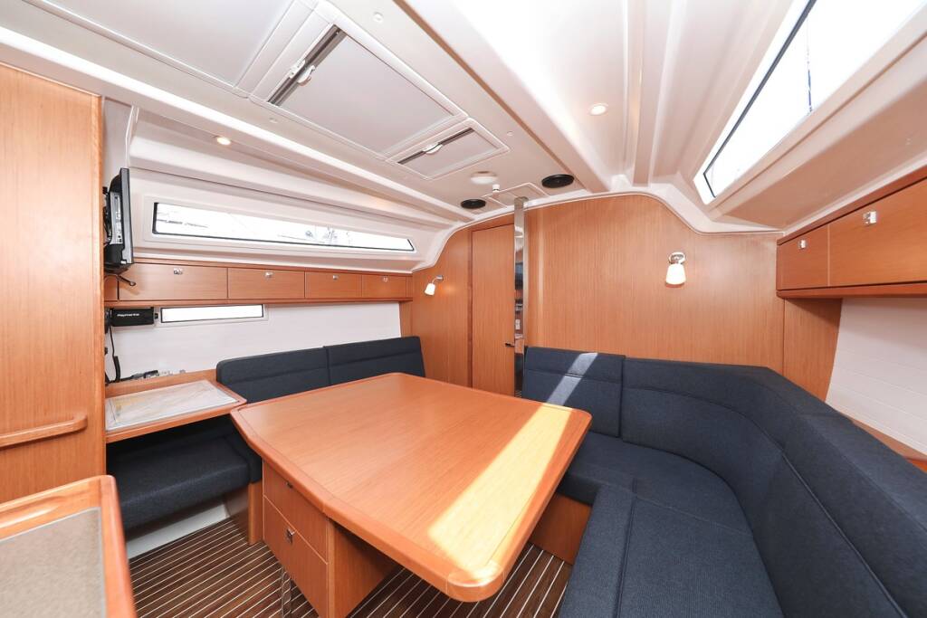 Sailing yacht Bavaria Cruiser 37 Spectrum