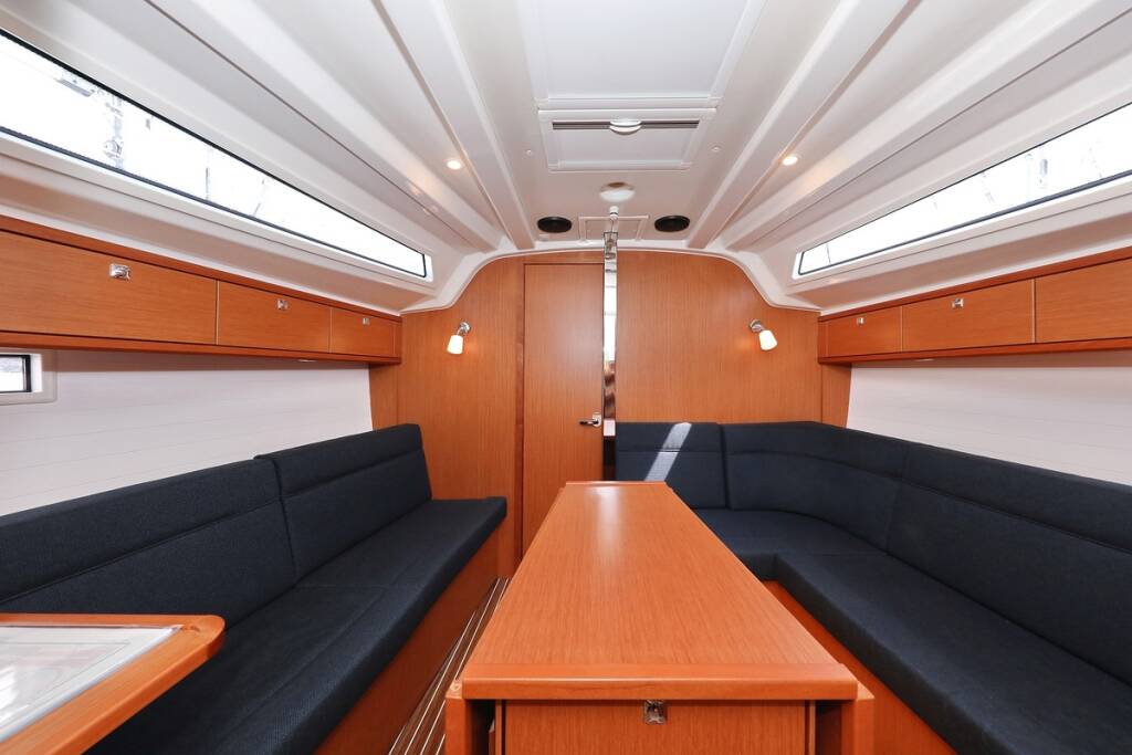 Sailing yacht Bavaria Cruiser 37 Spectrum