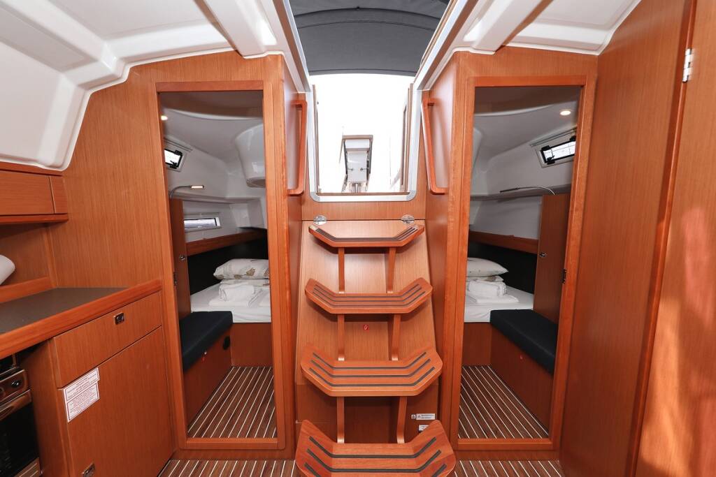 Sailing yacht Bavaria Cruiser 37 Spectrum