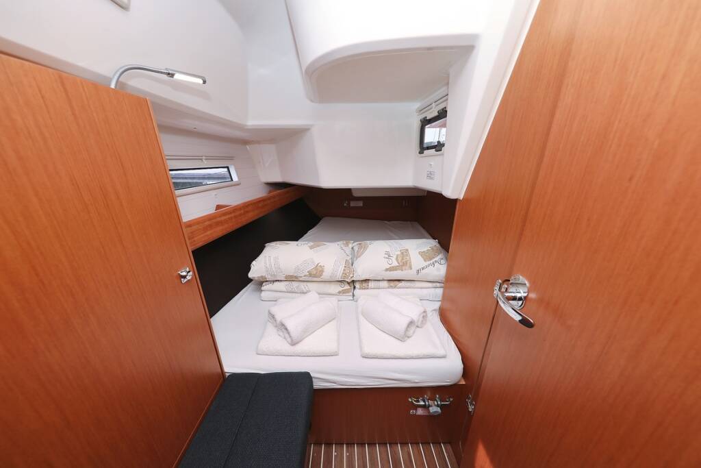 Sailing yacht Bavaria Cruiser 37 Spectrum