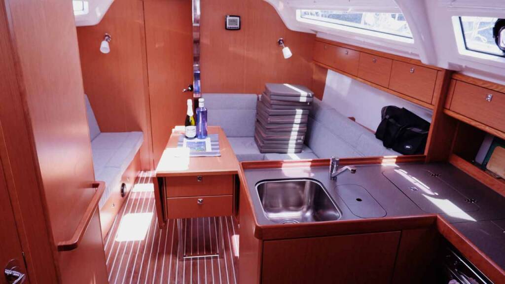 Sailing yacht Bavaria Cruiser 37 Catalina